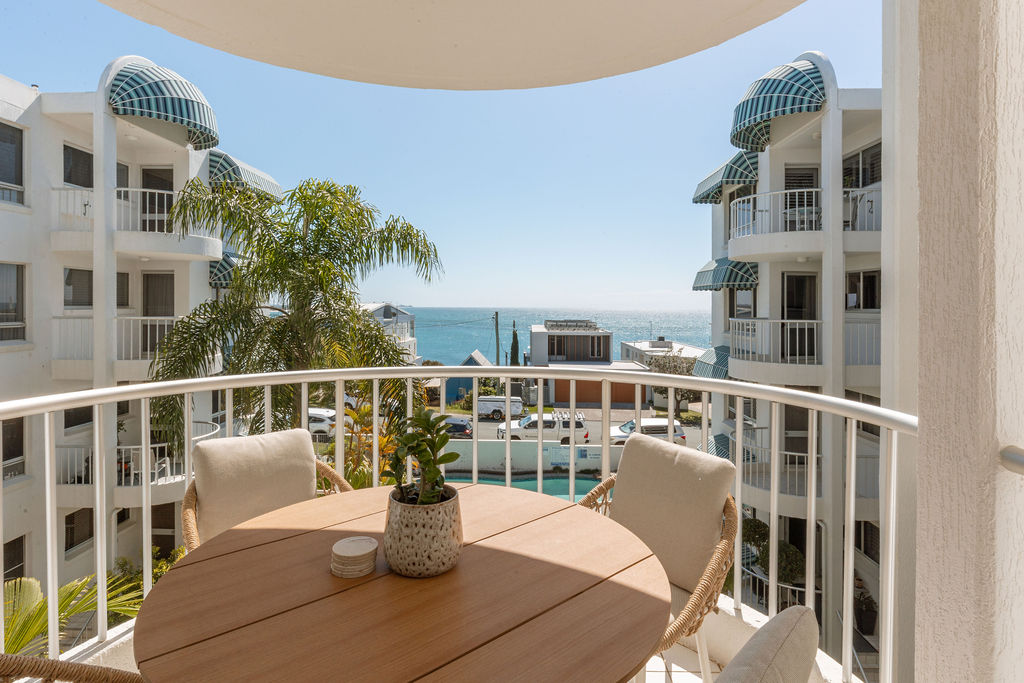 Praia on Moffat. Luxury Coastal Apartment. Walk to Beach, Cafés & Headlands. - Alora Holiday Homes