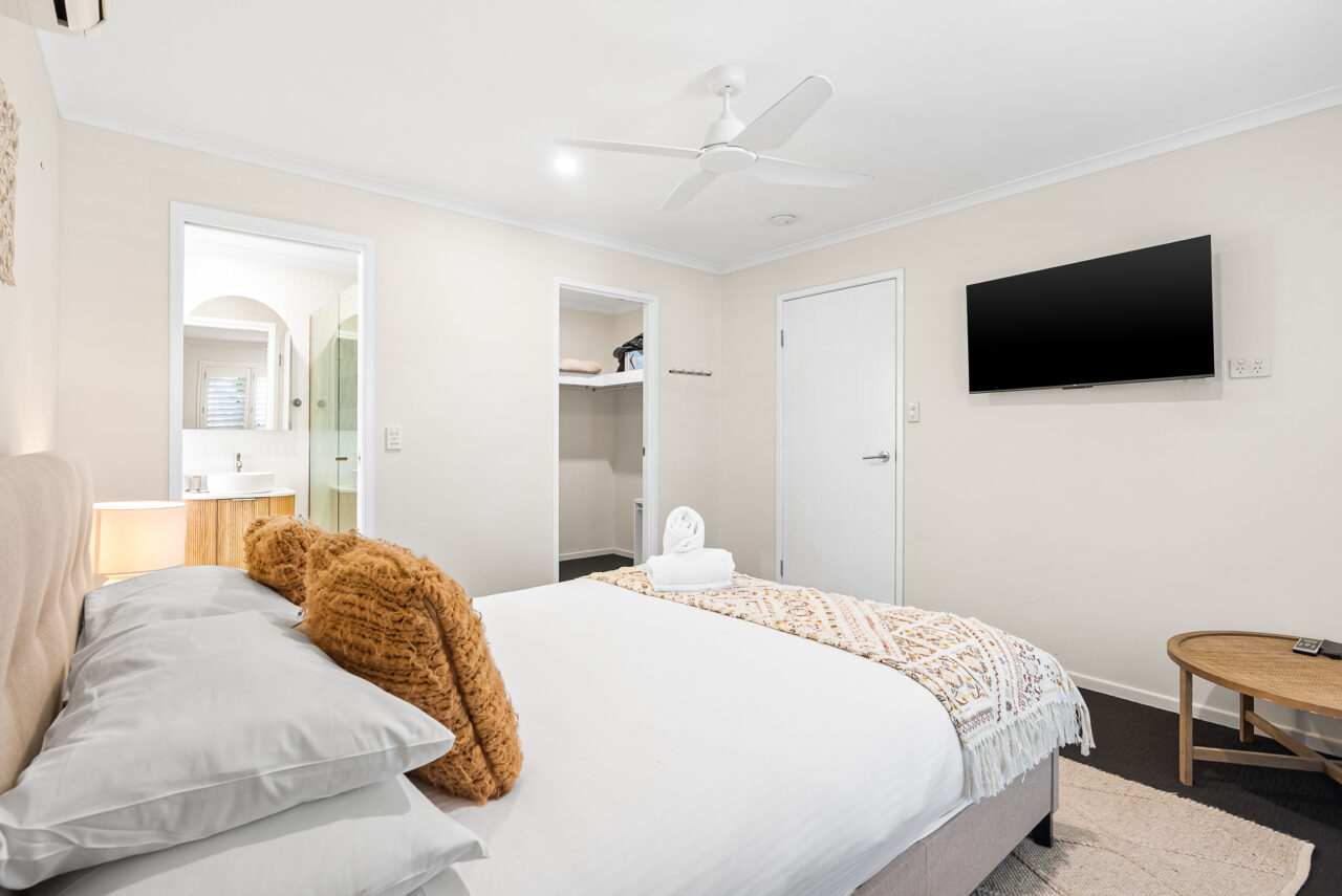 Villa Minyama. Modern Coastal Retreat in Minyama. Private Pool, Bikes and Kayaks, Walk to Water. - Alora Holiday Homes