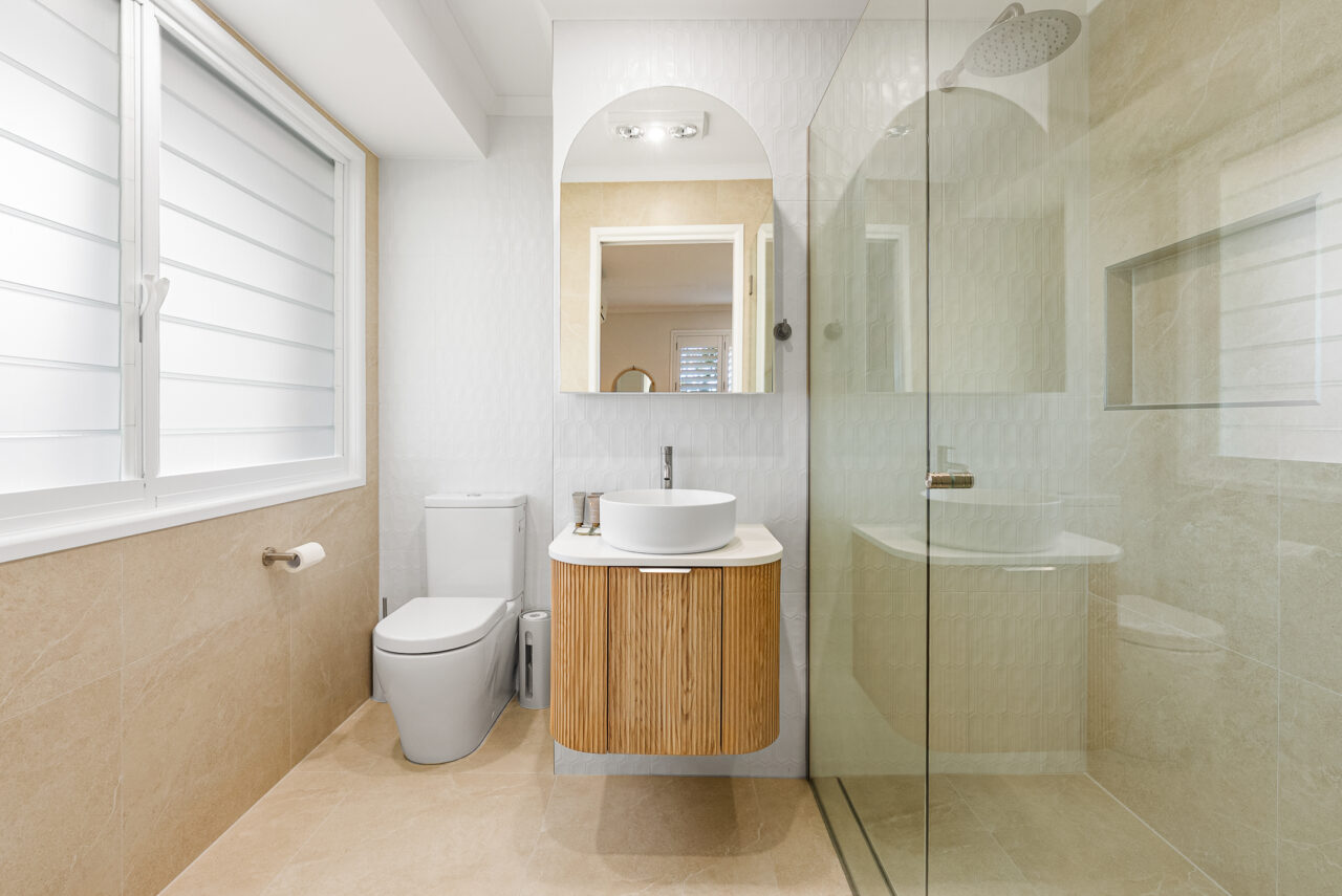 Villa Minyama. Modern Coastal Retreat in Minyama. Private Pool, Bikes and Kayaks, Walk to Water. - Alora Holiday Homes