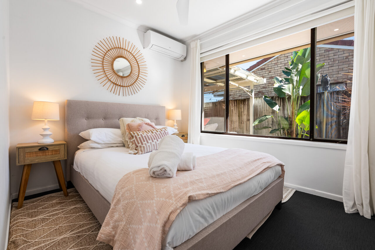 Villa Minyama. Modern Coastal Retreat in Minyama. Private Pool, Bikes and Kayaks, Walk to Water. - Alora Holiday Homes