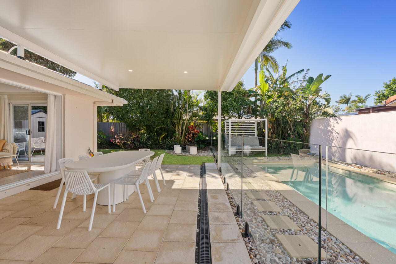 Villa Minyama. Modern Coastal Retreat in Minyama. Private Pool, Bikes and Kayaks, Walk to Water. - Alora Holiday Homes