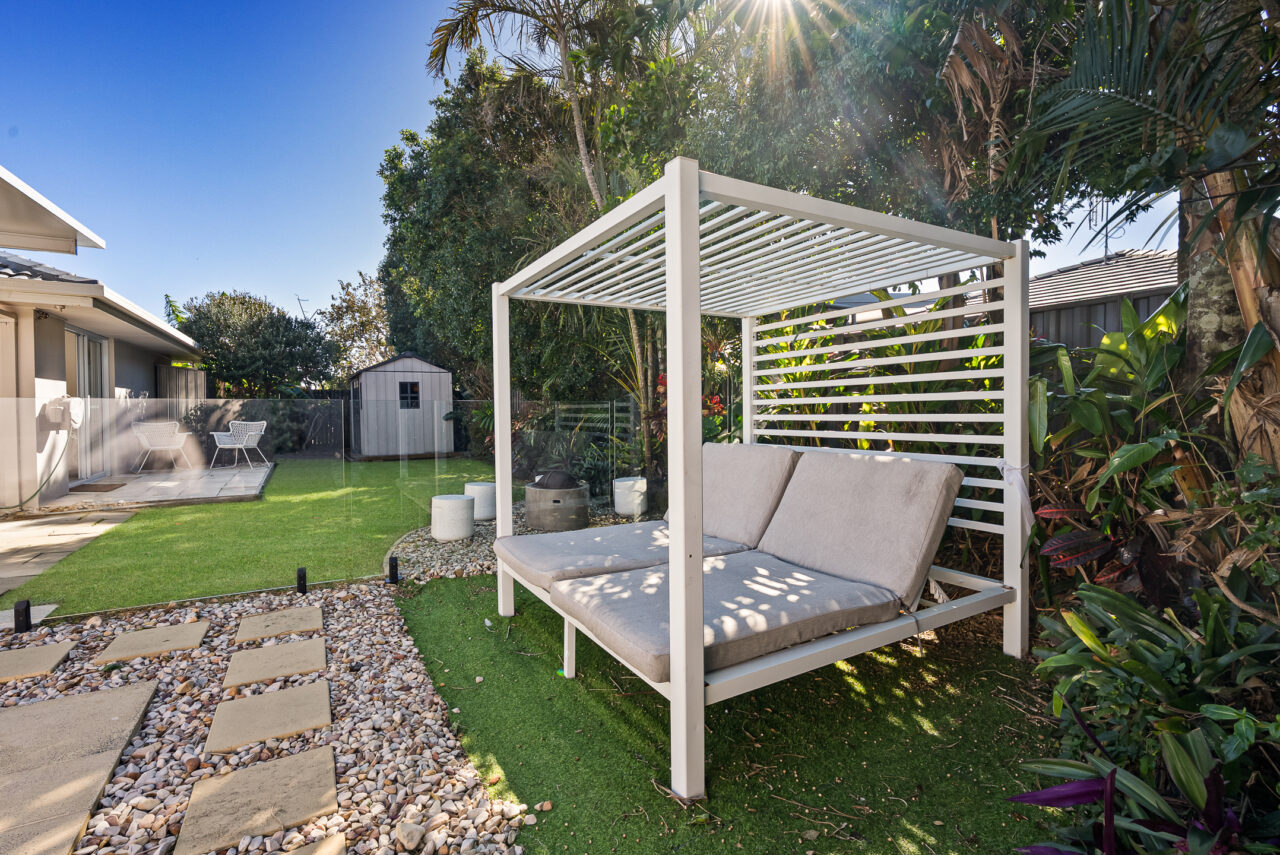 Villa Minyama. Modern Coastal Retreat in Minyama. Private Pool, Bikes and Kayaks, Walk to Water. - Alora Holiday Homes