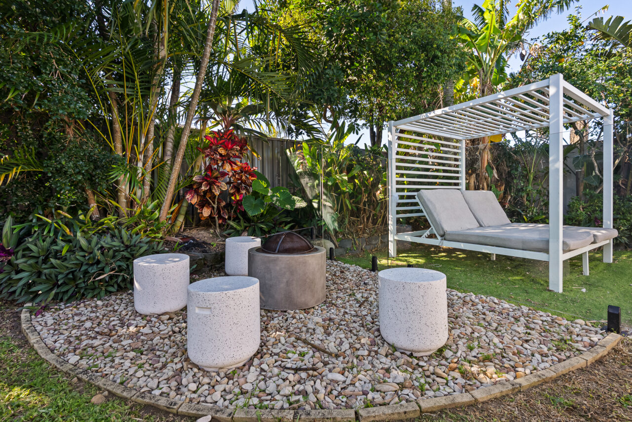 Villa Minyama. Modern Coastal Retreat in Minyama. Private Pool, Bikes and Kayaks, Walk to Water. - Alora Holiday Homes
