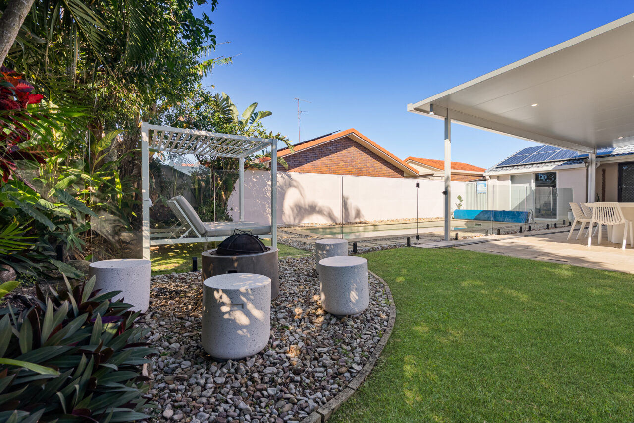 Villa Minyama. Modern Coastal Retreat in Minyama. Private Pool, Bikes and Kayaks, Walk to Water. - Alora Holiday Homes