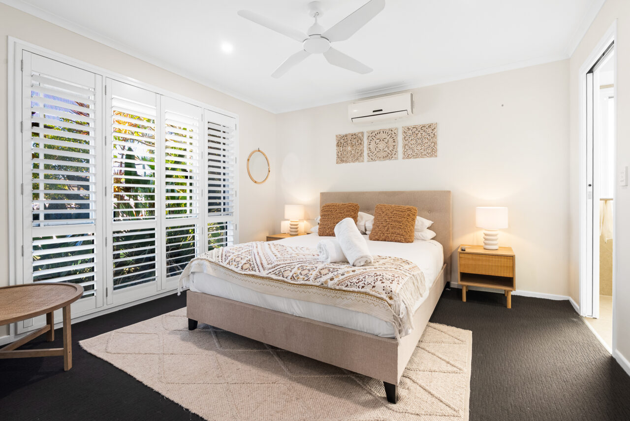 Villa Minyama. Modern Coastal Retreat in Minyama. Private Pool, Bikes and Kayaks, Walk to Water. - Alora Holiday Homes